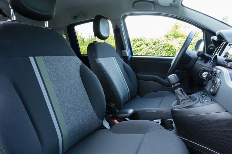 Интерьер Fiat Panda City Cross Waze (319) 2018 года  (фото 7 из 10)
